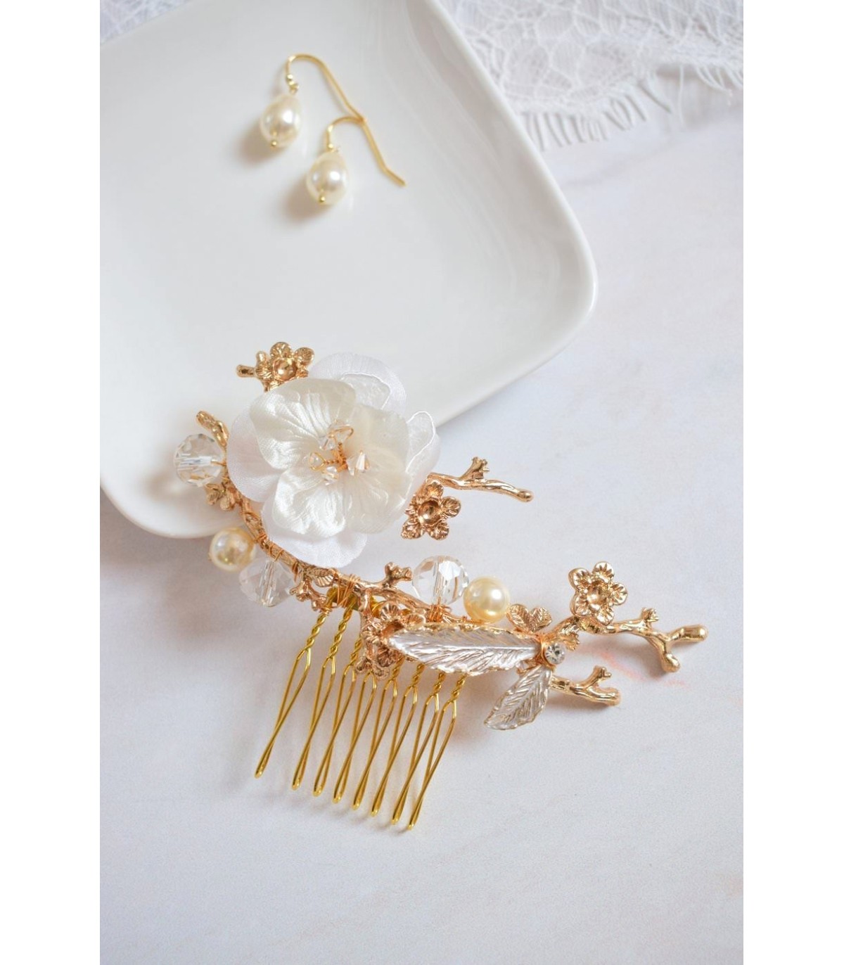 Peigne à cheveux romantique pour la mariée avec une fleur en soie et des perles de cristal sur une base en laiton fleurie