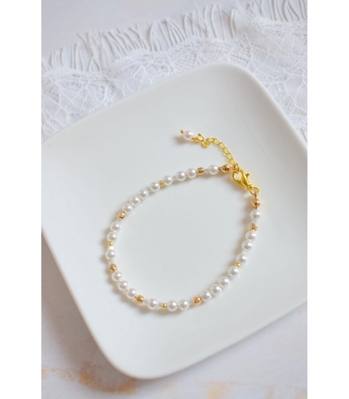 Bracelet pour la mariée minimaliste en perles blanches et dorées