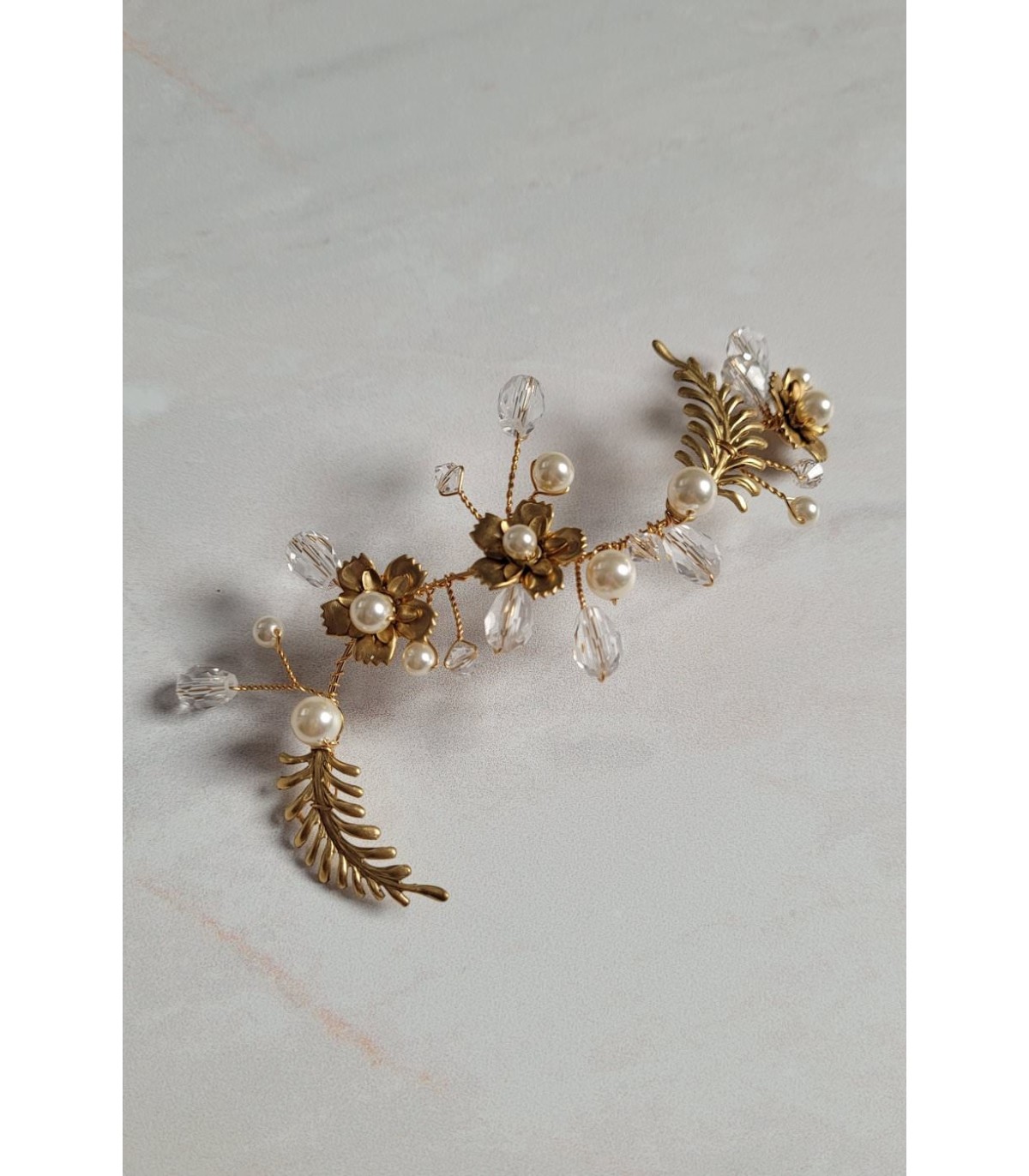 Ornement de cheveux Palmyre bohême chic pour la mariée, avec fleurs et feuilles dorées, perles et cristal.