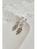 Boucles d'oreilles Rameau avec perle nacrée et feuilles dorées pour un mariage champetre.