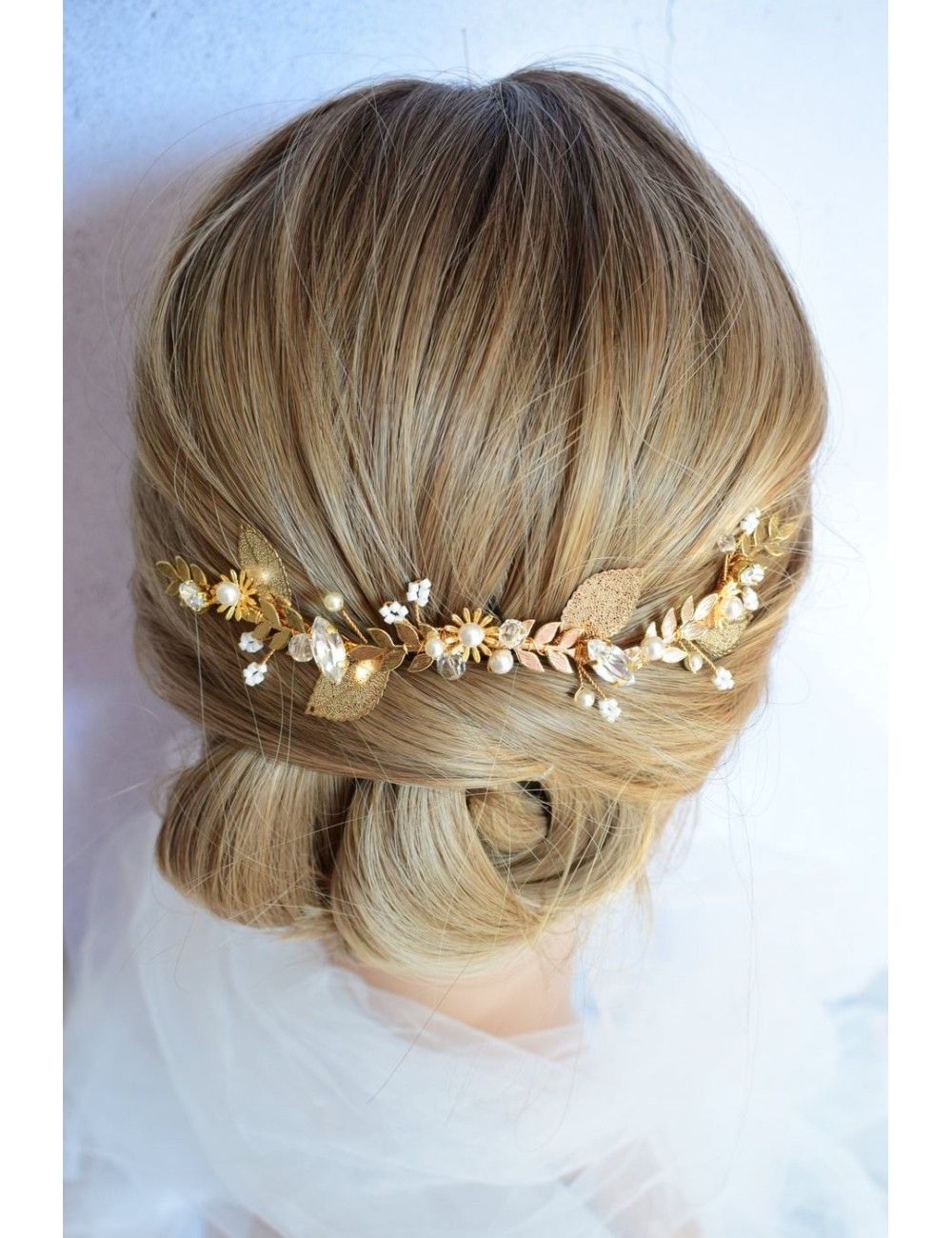 Ornement de cheveux modèle Feuillage avec perles et fleurs dorées.