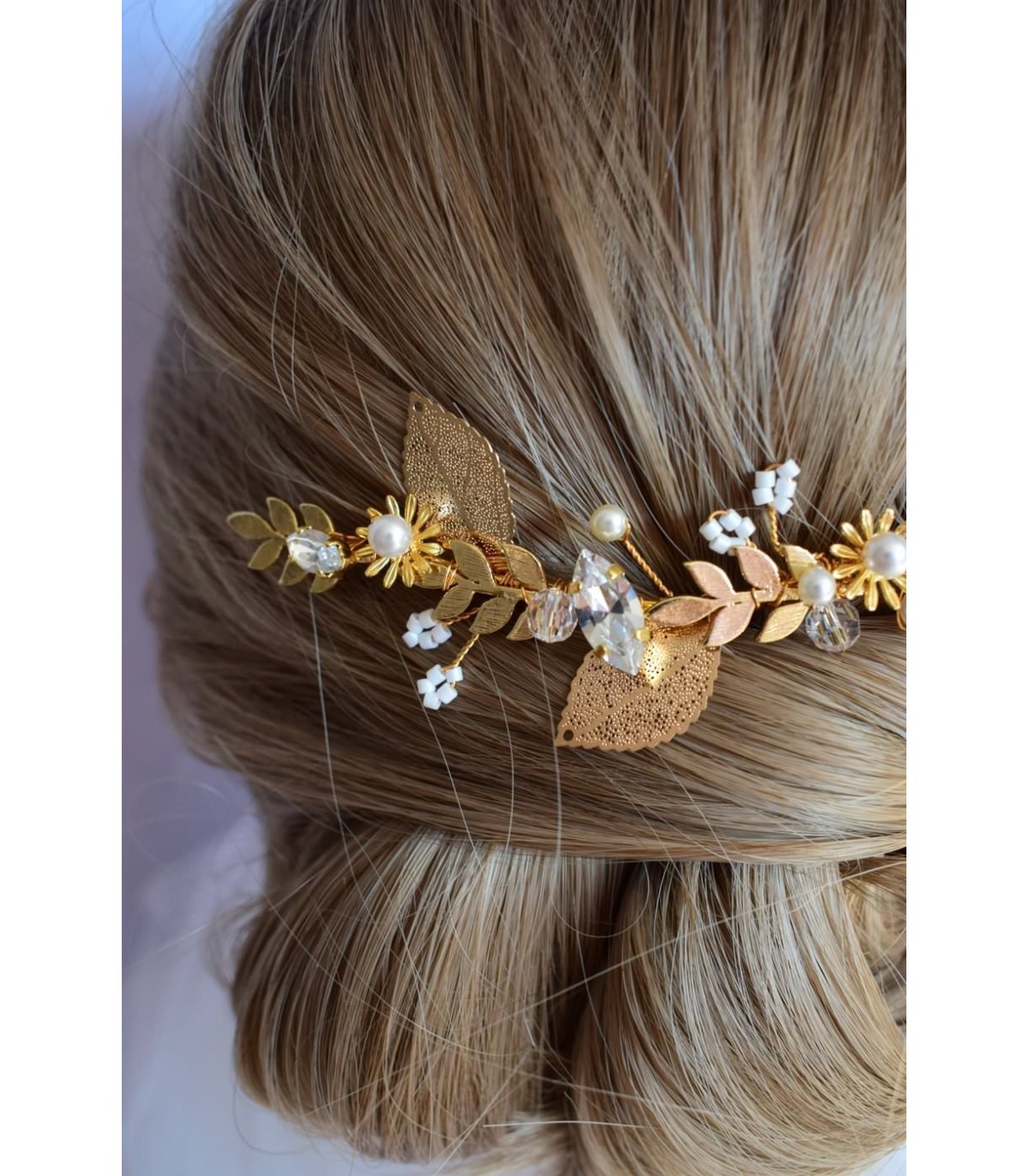 Bijou de tête Feuillage de style boheme chic avec feuilles, strass et perles pour la mariée moderne