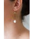 Boucles d'oreilles Joanne pour la mariée avec estampe dorée et perles nacrées sur fermoirs dormeuses