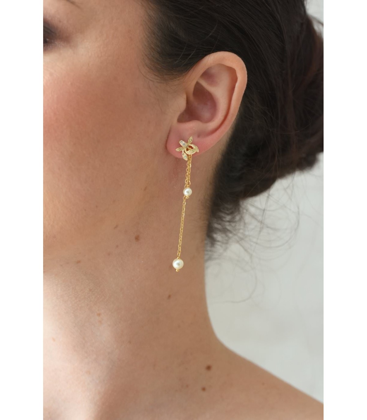Boucles d'oreilles Capucine pour la mariée, très petites et discrètes avec une perle nacrée et quelques strass.