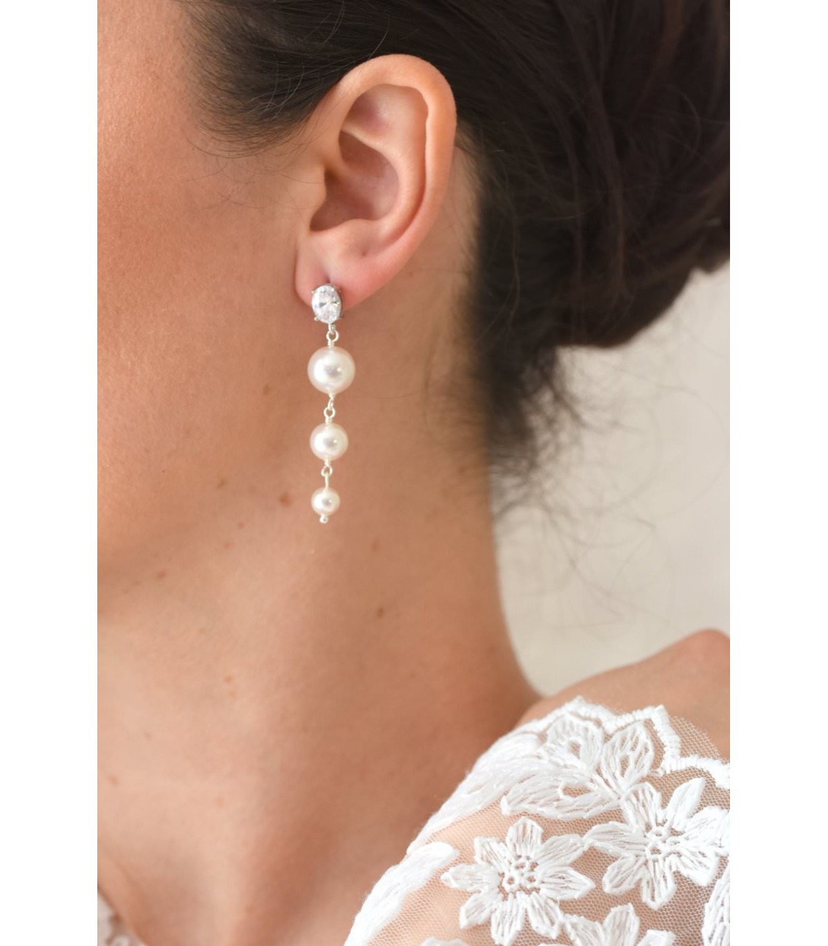 Boucles d'oreilles Chandelier pour la mariée, pendantes et glamour avec des perles nacrées et un fermoir strassé.