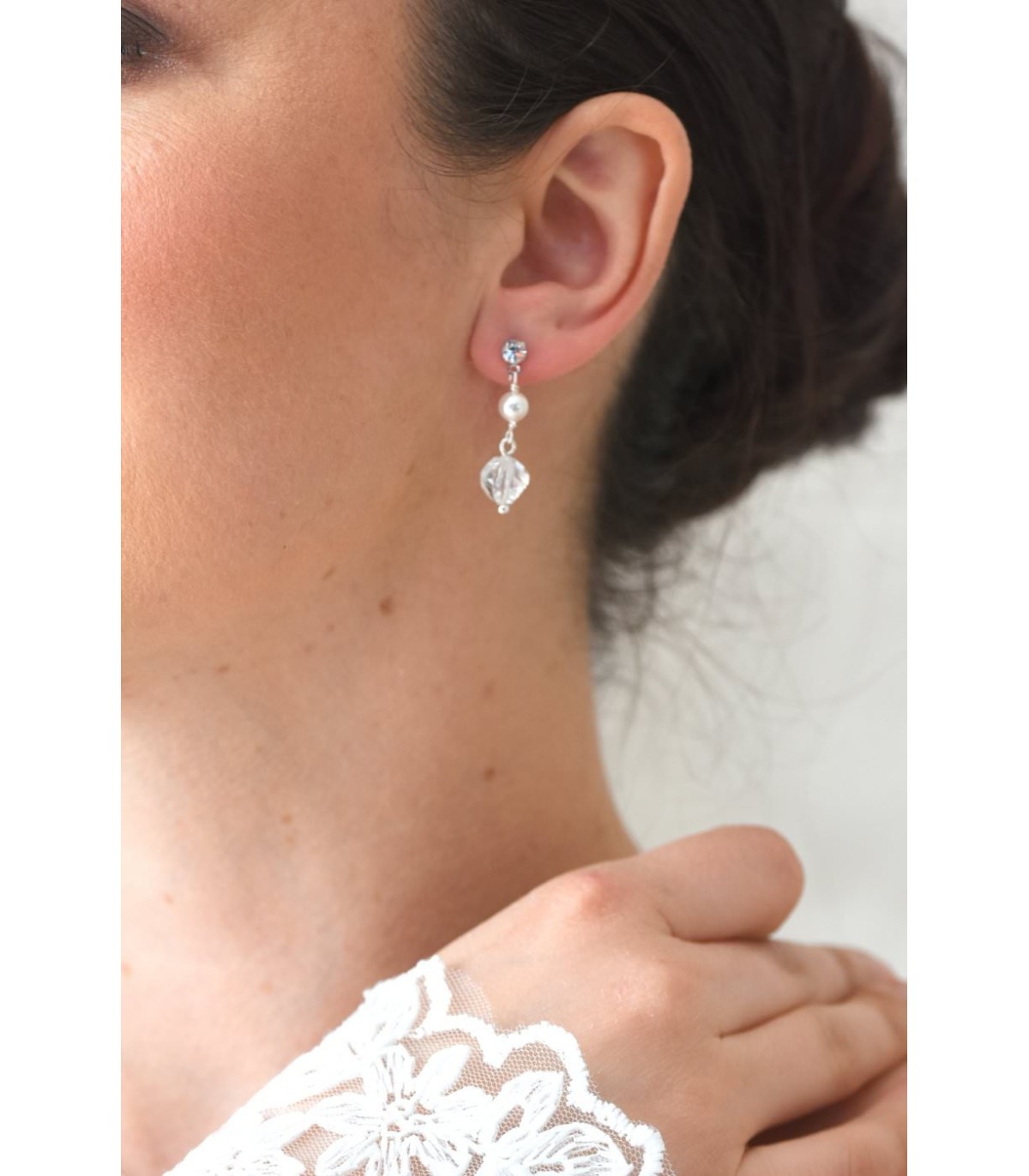 Boucles d'oreilles mariée Pistil légères et pendantes avec perles de cristal.