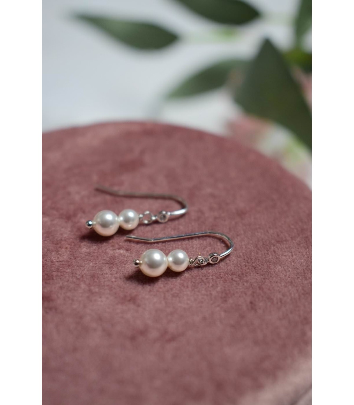 Boucles d'oreilles pour la mariée modèle Agathe, en perles et strass Swarovski.
