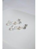 Boucles d'oreilles mariée Pistil légères et pendantes avec perles de cristal.