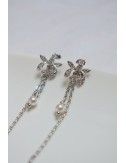 Boucles d'oreilles Capucine pour la mariée, très petites et discrètes avec une perle nacrée et quelques strass.