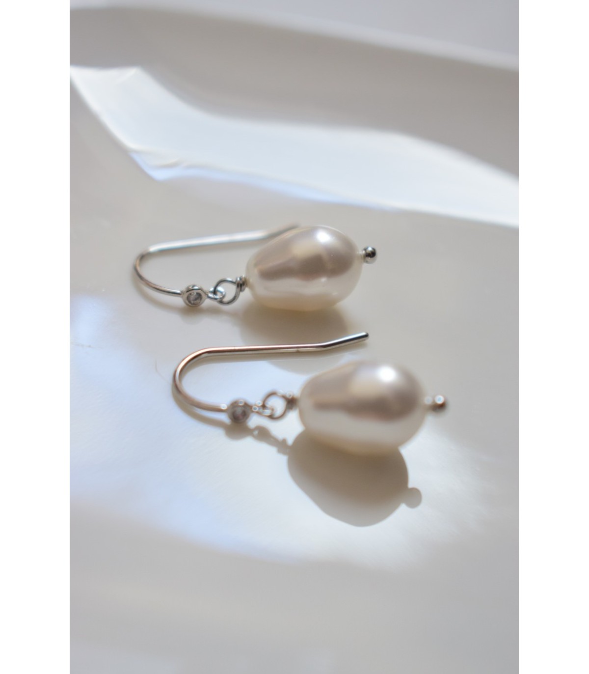 Boucles d'oreilles mariage minimalistes avec crochets et perle poire, modèleLuciole