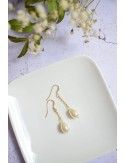 Bijoux mariage boucles d'oreilles minimalistes avec goutte et fine chaine sur fermoirs crochets dorés