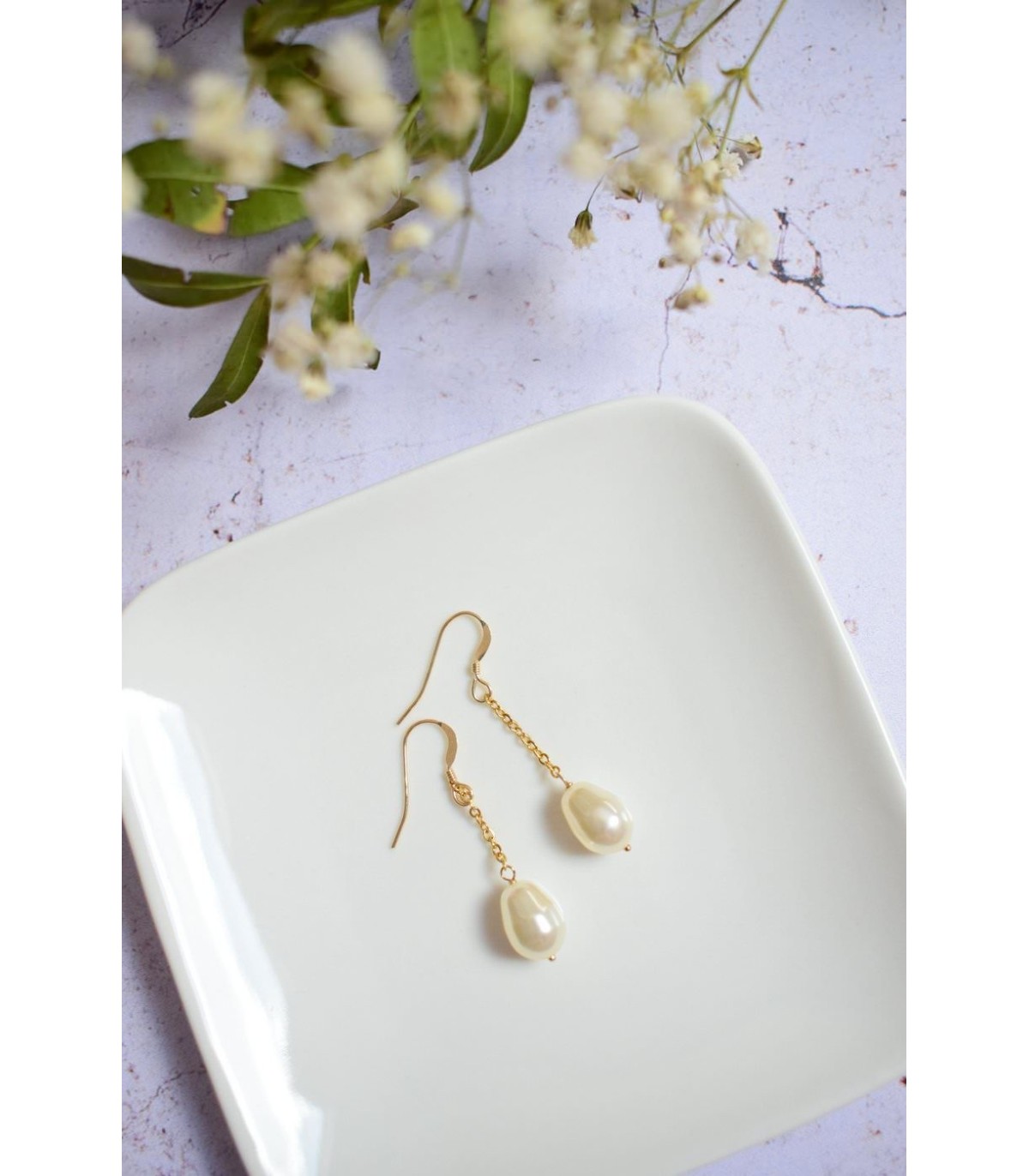 Bijoux mariage boucles d'oreilles minimalistes avec goutte et fine chaine sur fermoirs crochets dorés
