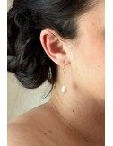 Bijoux mariage boucles d'oreilles minimalistes avec goutte et fine chaine sur fermoirs crochets dorés