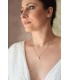 Collier pour robe dos nu avec une cascade de perles nacrées modèle Chandelier