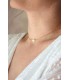 Collier de dos Muse pour robe dos nu avec des perles nacrées irrégulières et en cristal.
