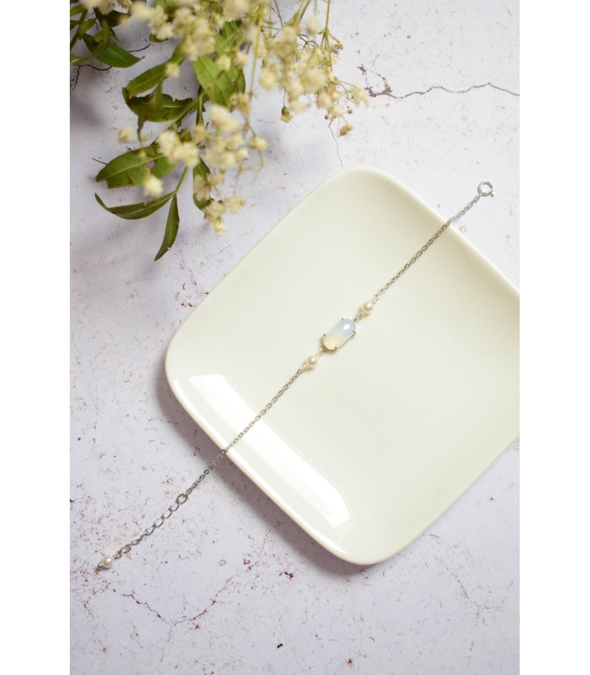 Bracelet de mariage Glamour avec strass blanc laiteux et perles nacrées sur chaine acier inoxydable.