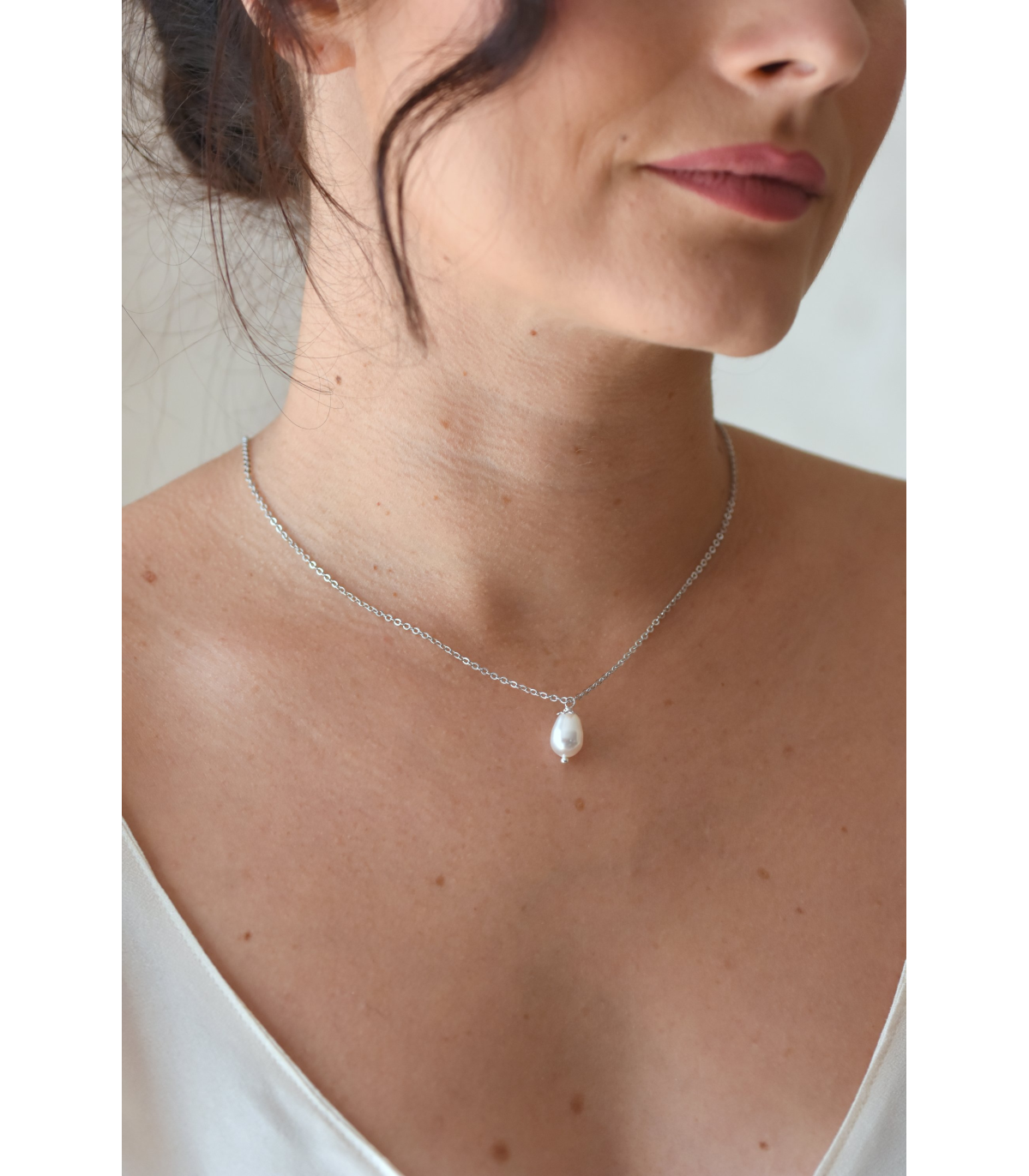 Bijoux mariage de dos pour robe dos nu - collier de mariée Emma avec chainette et perles de cristal en forme de goutte