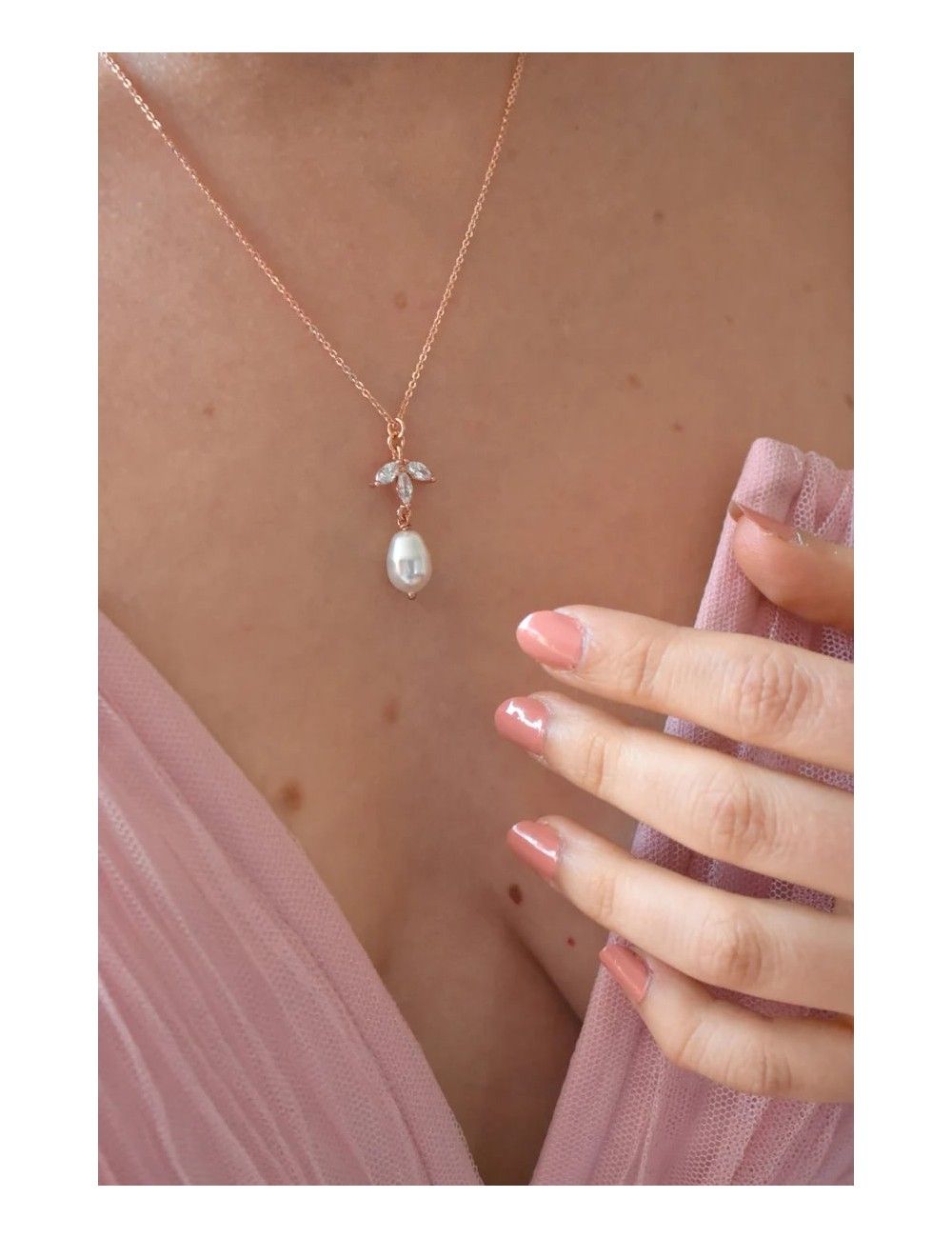 Collier de mariage Cassandre avec une fine chaine et goutte nacrée.