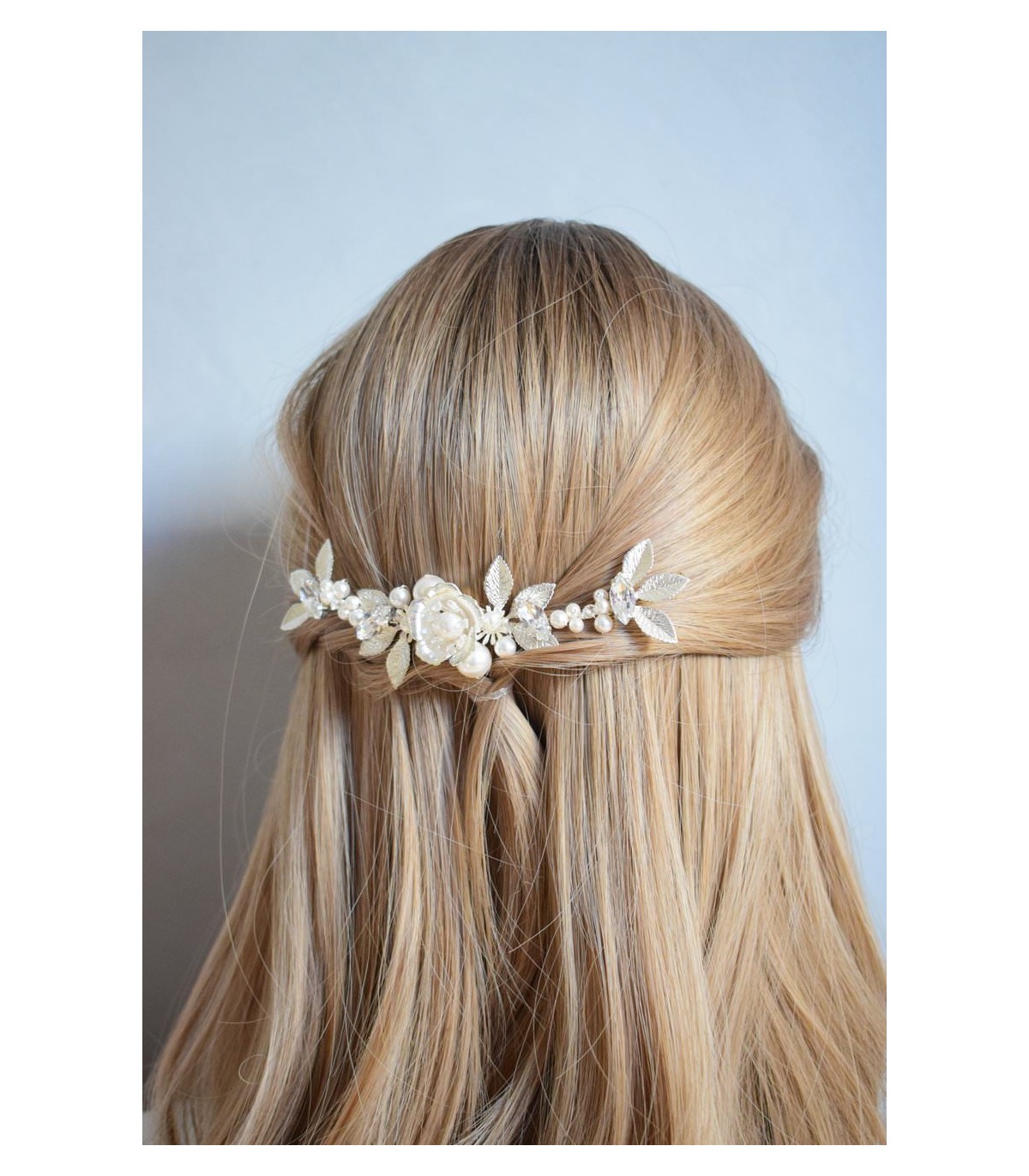 bijou de cheveux pour mariage avec des feuilles et fleurs argentées et des strass