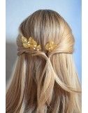 pics à cheveux avec des feuilles dorées et des petites perles nacrées