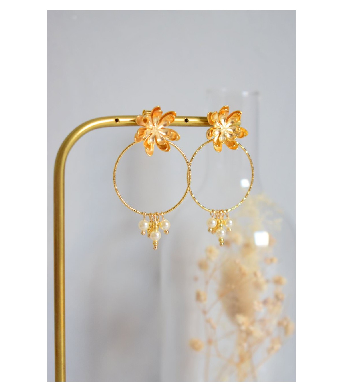 boucles d'oreilles de mariage avec des puces en forme de fleurs dorées, un cercle et une cascade de perles