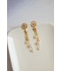 boucles d'oreilles de mariage pendantes avec des perles nacrées sur une fine chaîne et des sequins dorés.