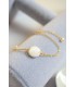 bracelet de mariée minimaliste avec palet de nacre et coupelles dorées pour la mariée actuelle