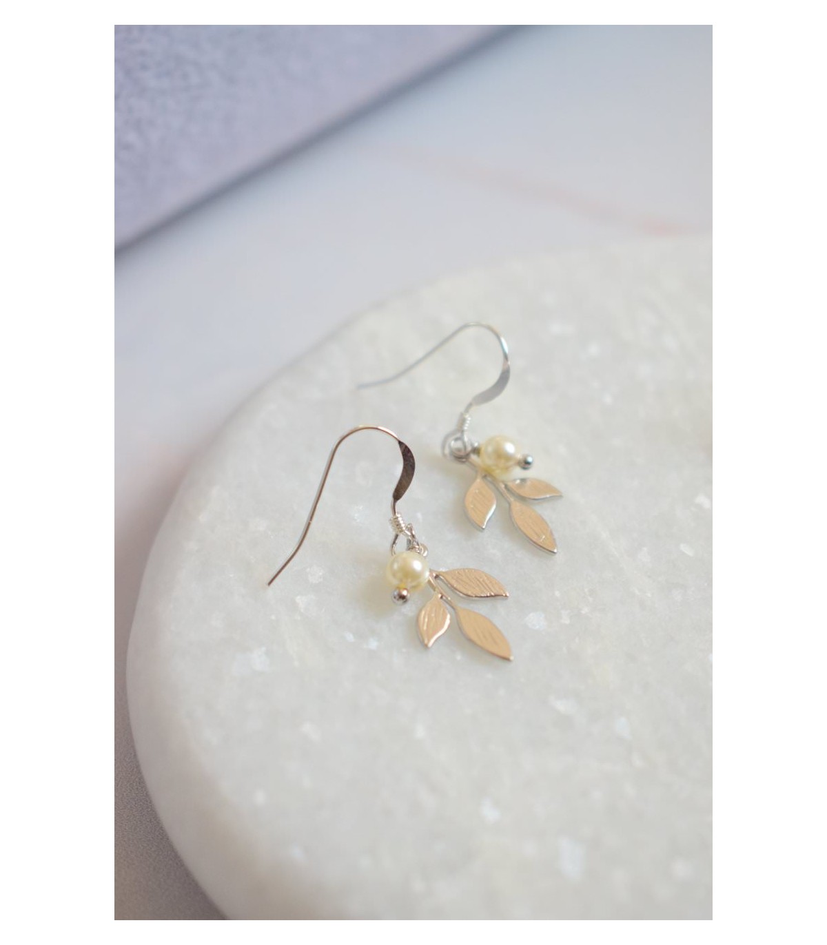 boucles d'oreilles de mariage charmille avec mini feuilles et perles