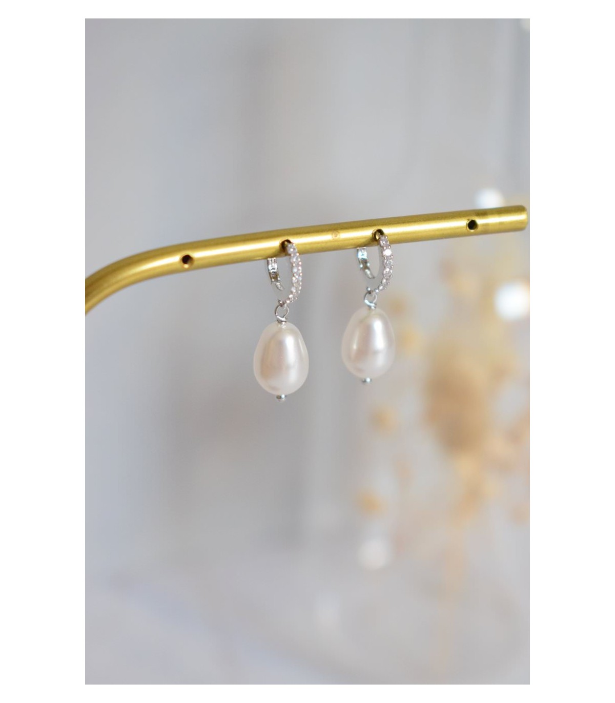 boucles d'oreilles de mariage glamour chic avec créoles strassées et perles nacrées en forme de goutte