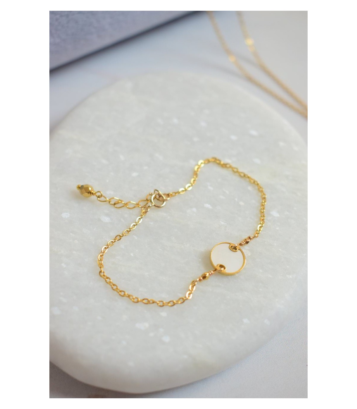 bracelet de mariée avec perle plate en nacre et chaine dorée minimaliste