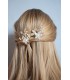 pics à cheveux avec des fleurs et des perles romantiques pour la mariée