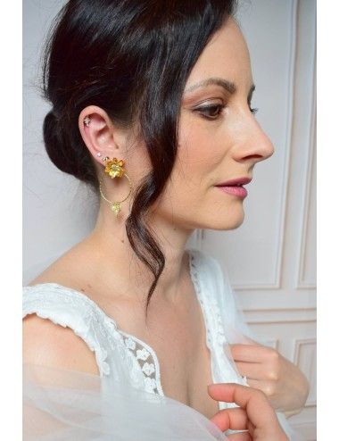 Boucles d'oreilles tendance pour la mariée avec de superbes fleurs