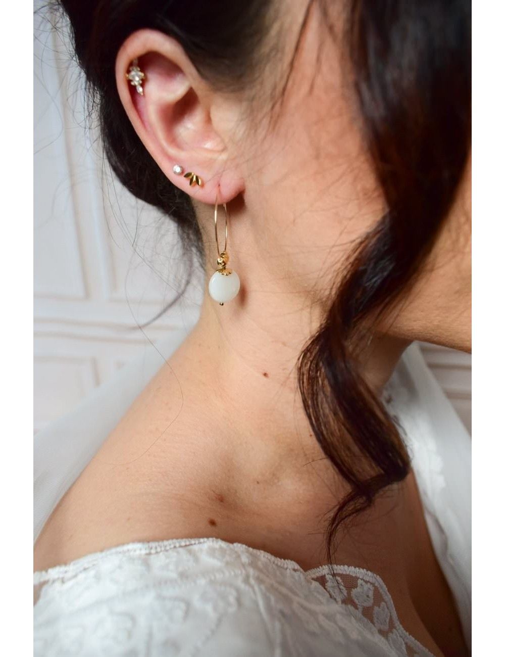 Créoles de mariage minimalistes avec palet de nacre et perles martelée
