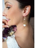 boucles d'oreilles de mariage pendantes avec cercles dorés et pastilles de nacre, tendance.