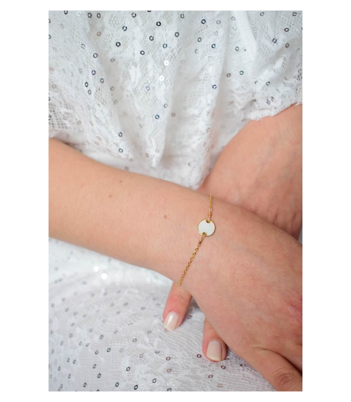 bracelet de mariage avec pastille de nacre et fine chaine dorée.