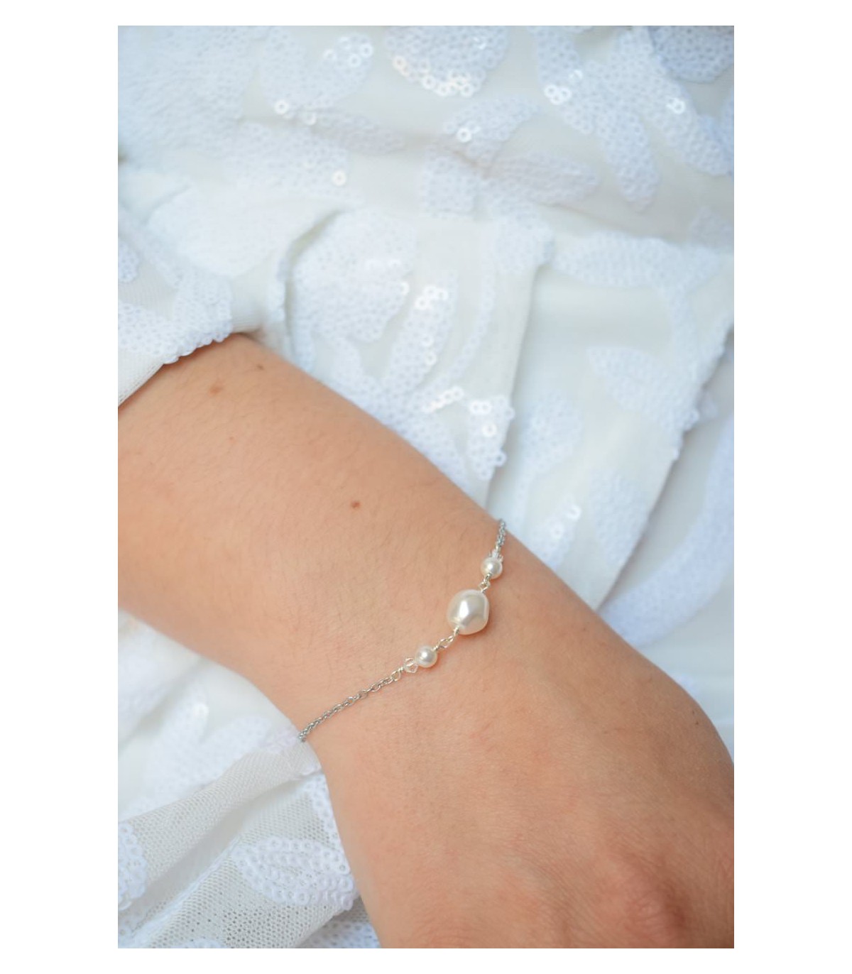 bracelet de mariage Texas avec des perles blanches nacrées irrégulières et une fine chaine.