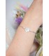 Bracelet de mariage Lolita, avec fleur de nacre et perles rondes nacrées sur une fine chaine d'acier inoxydable.