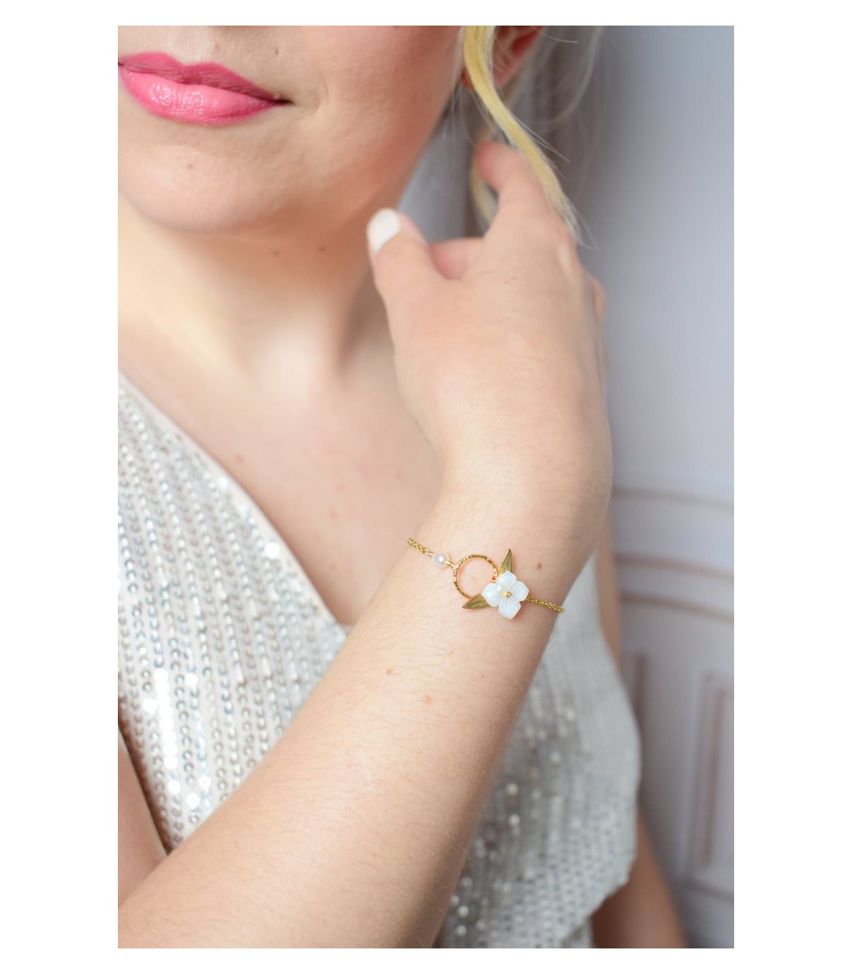 Bracelet de mariée Mirage avec une fleur de nacre et des feuilles dorées dans un joli cercle diamanté doré.