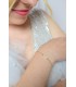 Bracelet de mariée avec des petits cristaux transparents et dorés.