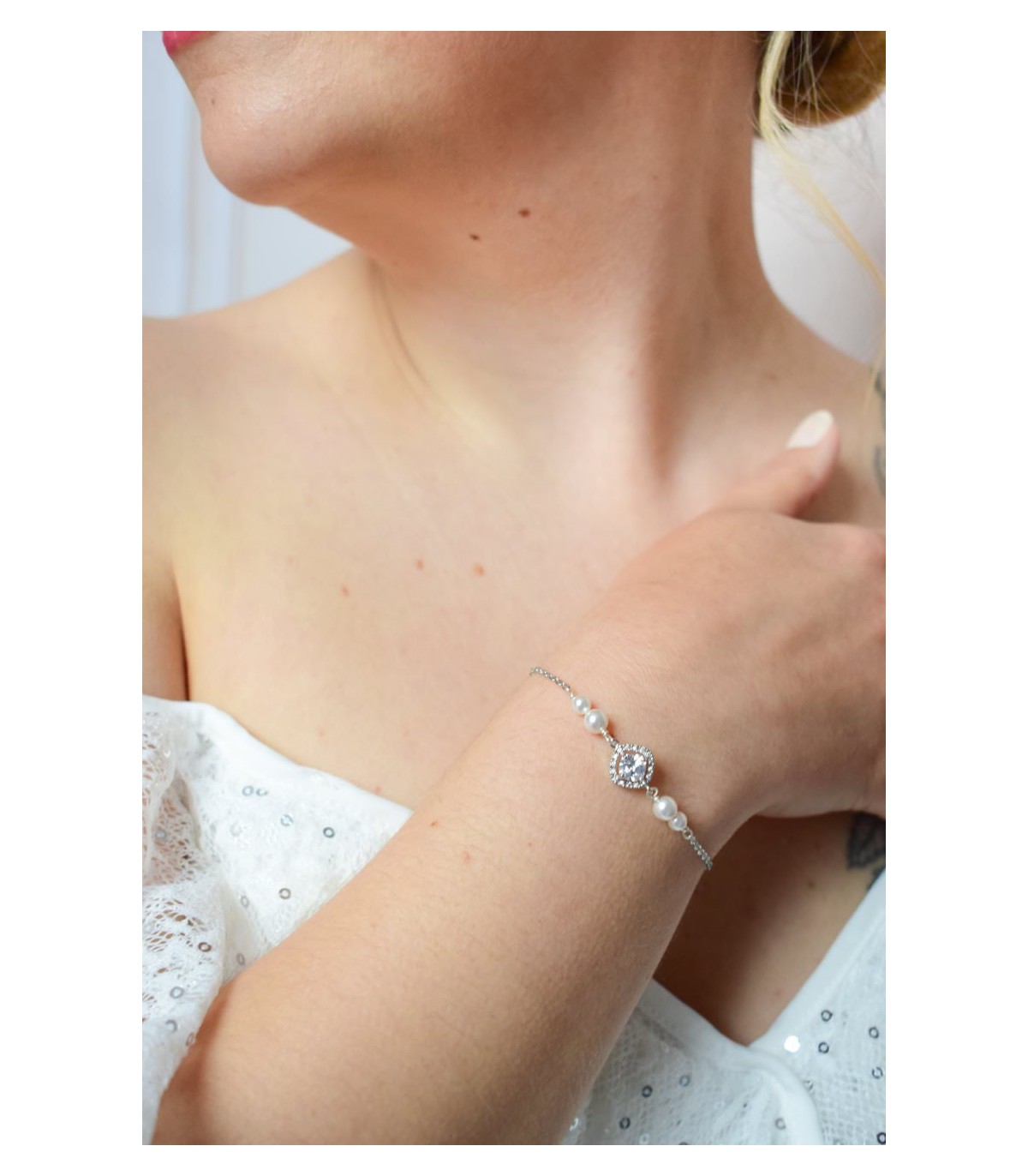 Bracelet de mariage Evangeline, avec une jolie breloque strassée en forme de losange et des perles nacrées.