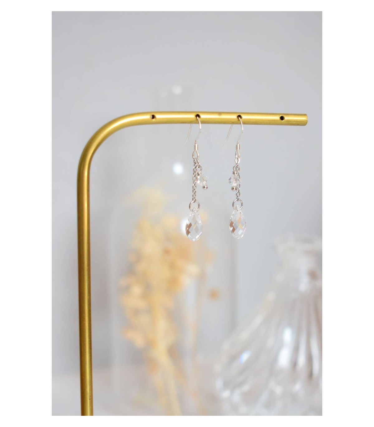 Boucles d'oreilles de mariage argentées et discrètes avec des perles de cristal.