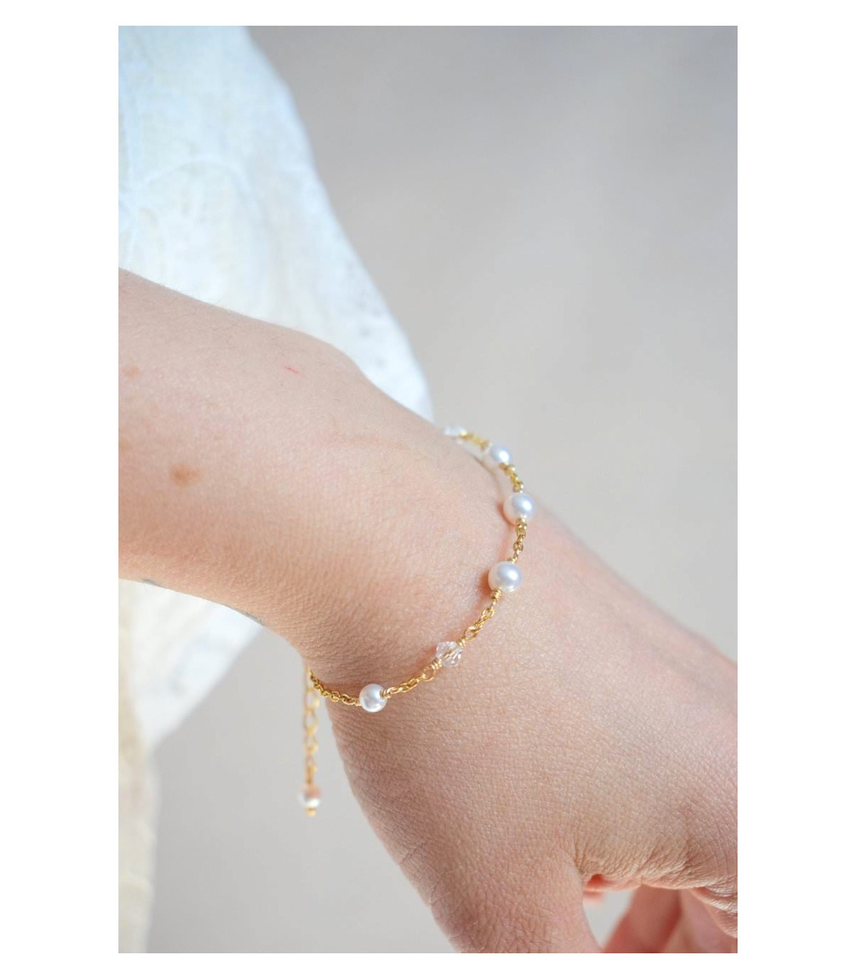 Bijoux mariage - Bracelet de mariée Clélie avec des perles et des cristaux en alternance sur une fine chaîne.