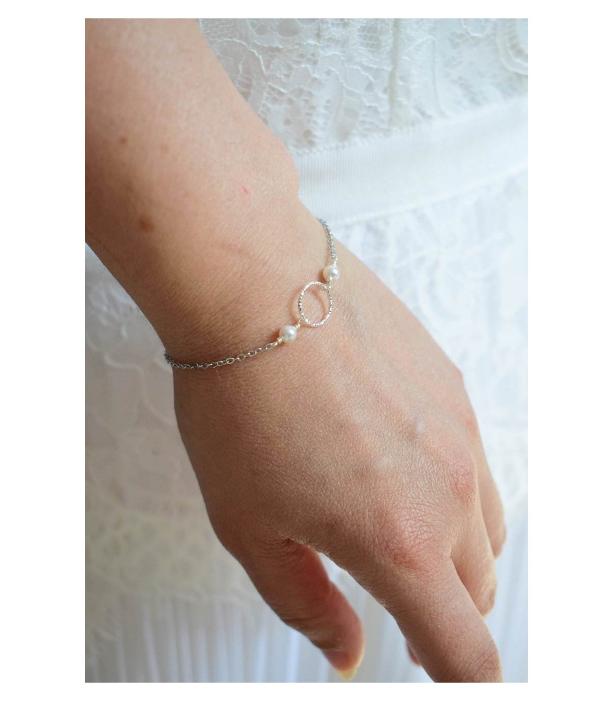 bracelet de mariage fin et raffiné, modèle Peony avec un cercle diamanté et des petites perles nacrées en cristal.