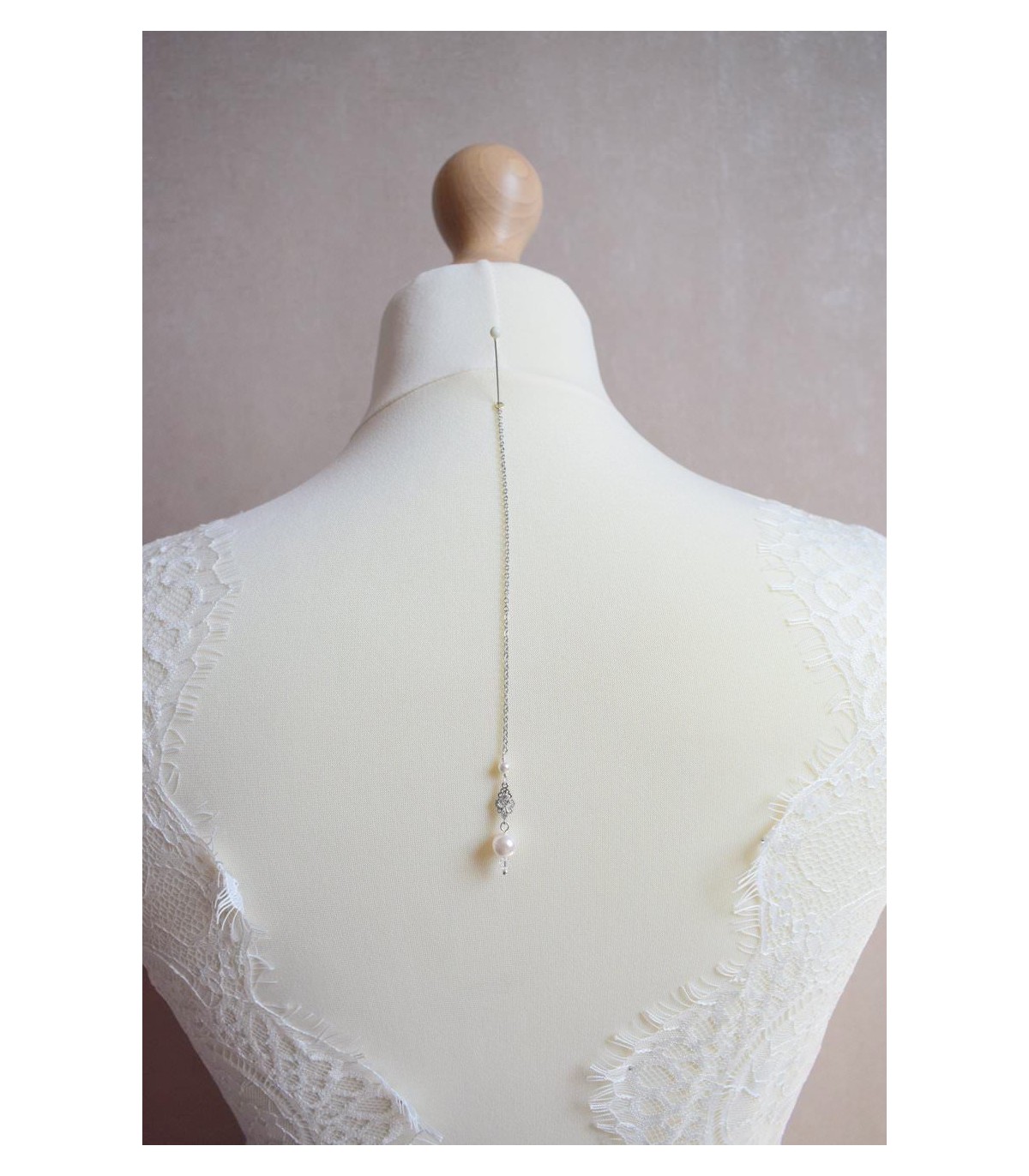 Pendentif de dos de mariage avec des perles et des strass pour habiller le dos nu.