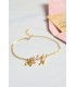 bracelet pour témoin de mariage avec des perles blanches et dorées et une fleur de lotus avec initiale