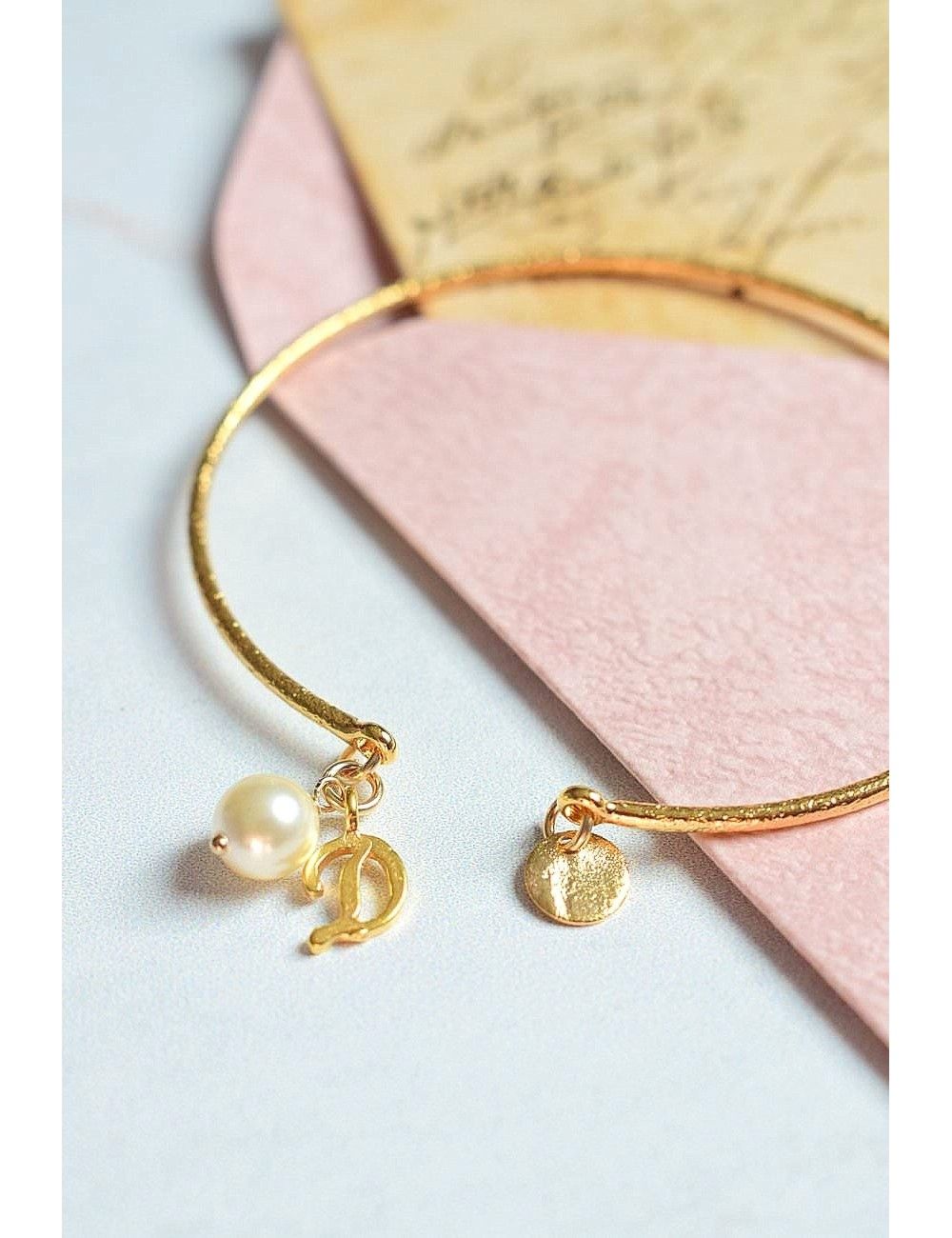 Bracelet jonc pour témoin de mariage avec perle blanche et initiale dorée