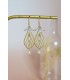 Boucles d'oreilles de mariage avec strass et perles montées sur une feuille ajourée