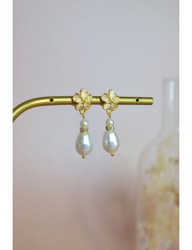 Boucles d'oreilles pour mariée avec un motif floral et des perles
