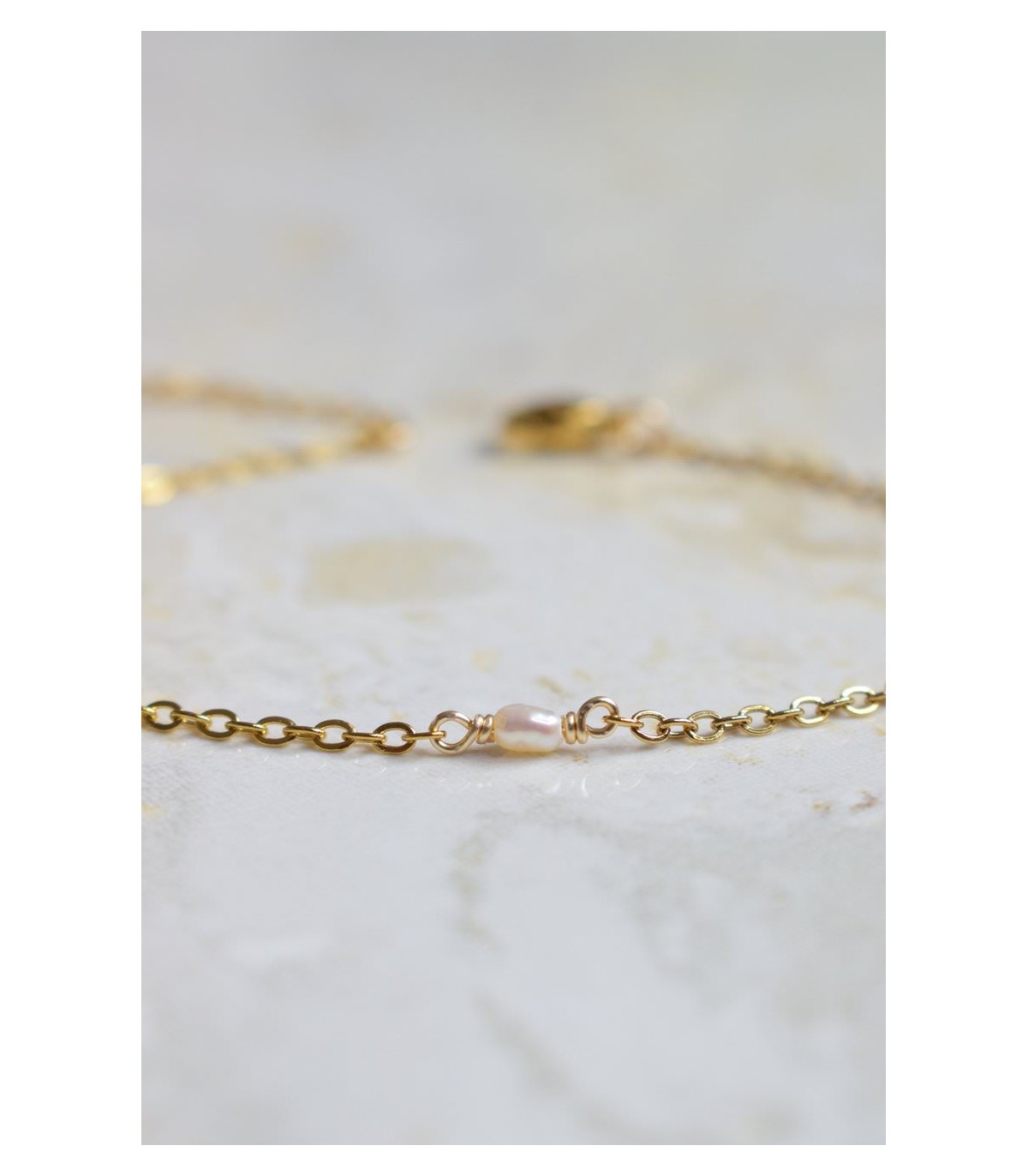 bracelet minimaliste en acier inoxydable avec une toute petite perle de culture nacrée
