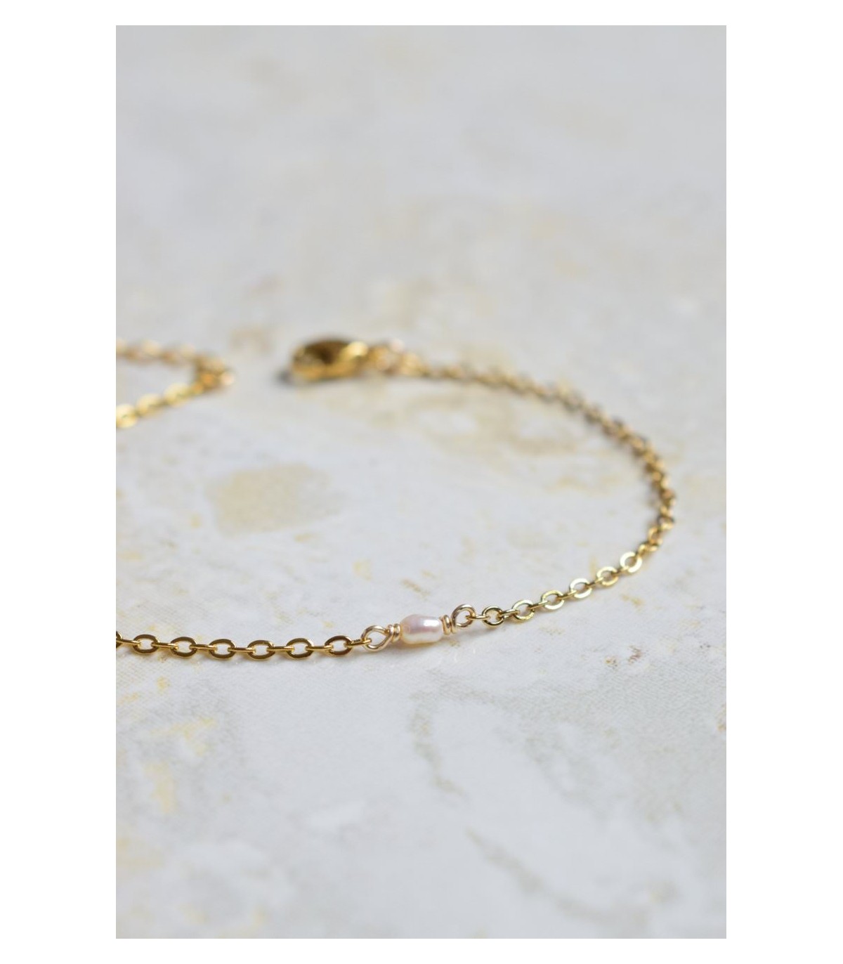 bracelet doré avec une toute petite perle de culture irrégulière